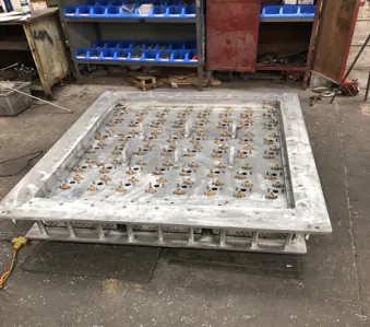 Steam-chest mold with vent nozzles across the cavity plate